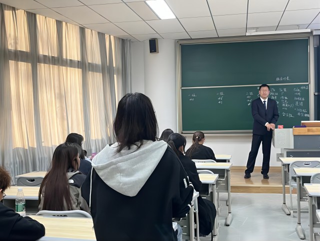 酒店居住体验品质分析 以人为本的产业精神 ——酒店商务产业学院特邀旅游饭店协会副会长杨磊前来授课