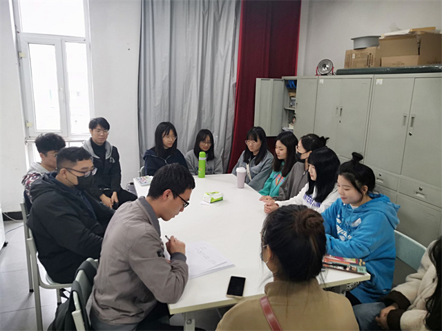 畅所欲言促沟通 倾听你我助教学——行管2103班期中座谈会