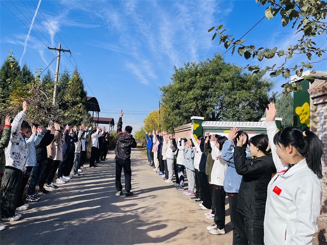 凝心聚力 向光而行 淬炼·国际商学院开展“卓越商科淬炼营”教师素质拓展活动