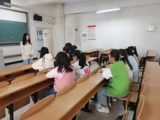 学业指导 做学生的引路人——淬炼·国际商学院为财务2201级学生举办学业指导座谈会