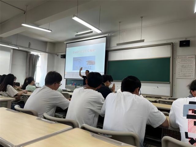 【新商科】瞬息万变的时代 大学生们该如何应对？