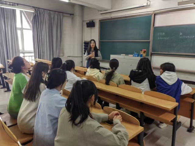 学业指导 做学生的引路人——淬炼·国际商学院为财务2201级学生举办学业指导座谈会