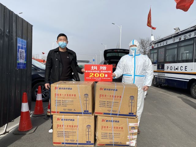 温暖信院情 淬炼校友情侣为母校捐赠防疫物资