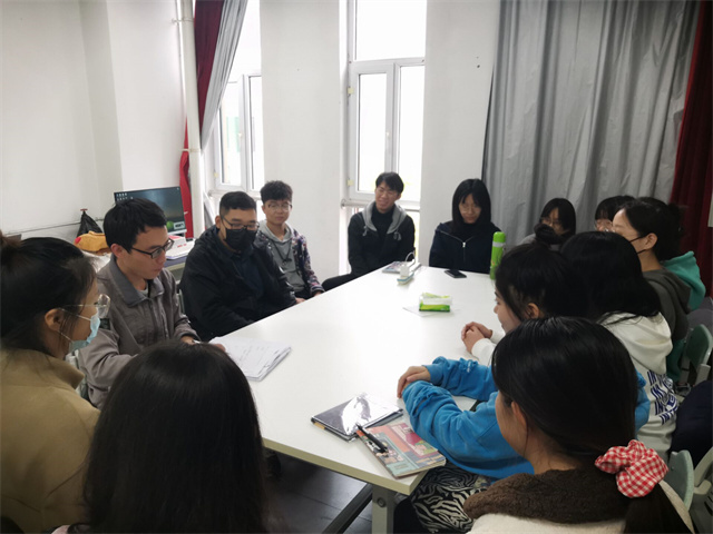 畅所欲言促沟通 倾听你我助教学——行管2103班期中座谈会