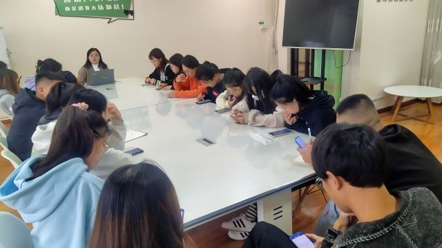 【学业导师】安艳霞老师开展毕业生论文选题指导工作