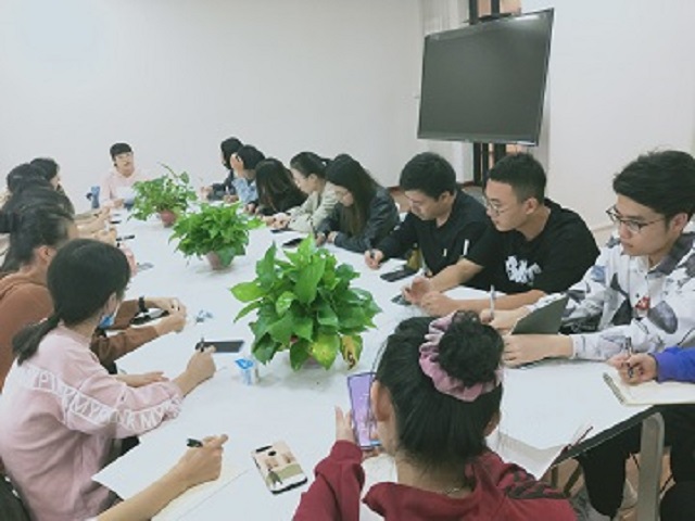 【学业导师】确定方向  敲定选题 ——曲华老师开展毕业论文指导工作