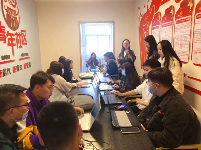 师生一同备战企业价值创造比赛