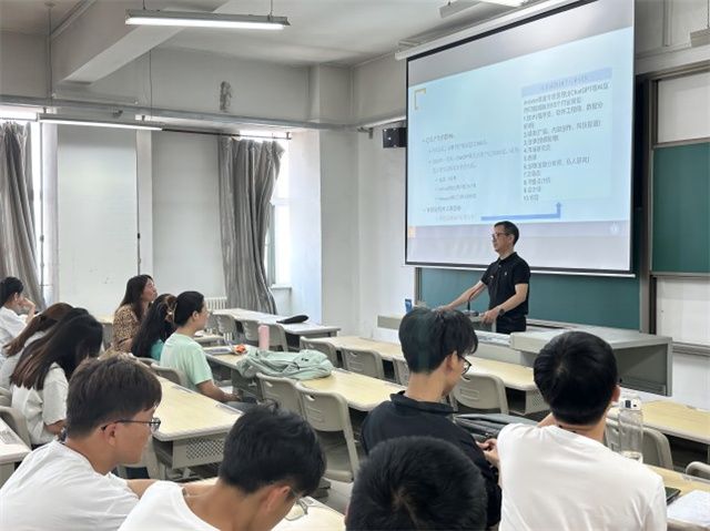 【新商科】瞬息万变的时代 大学生们该如何应对?